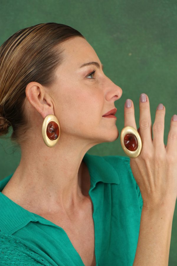 BRINCO OVAL DOURADO COM RESINA ÂMBAR