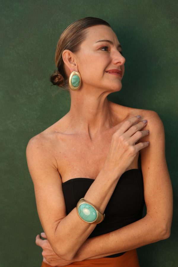 BRACELETE DOURADO COM PEDRA OVAL VERDE ÁGUA