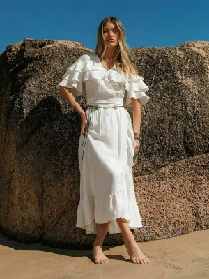 “saia viscose com babado kaele off-white, fluida” “saia midi de viscose com barra em babado” “detalhe do tecido leve e movimento da saia”