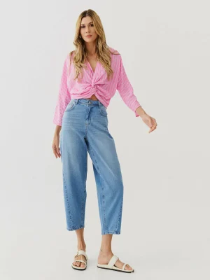 BLUSA TEXTURA LISTRA DECOTE V NO FRENTE