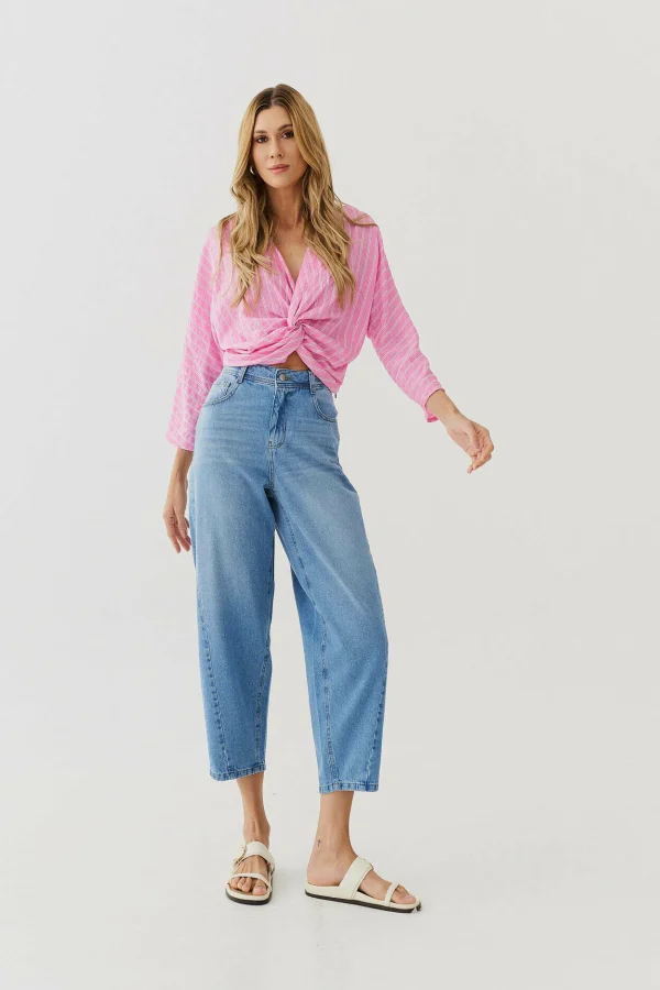 BLUSA TEXTURA LISTRA DECOTE V NO FRENTE