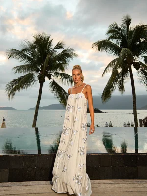 VESTIDO CREPE BORDADO ALCA SOLTO