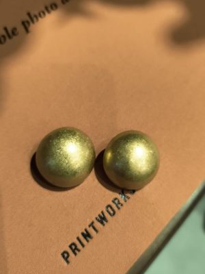 BRINCO DOURADO MEIA BOLA FOSCO