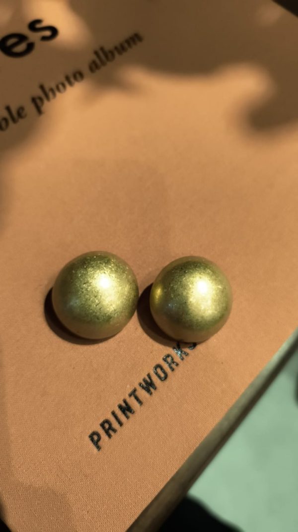 BRINCO DOURADO MEIA BOLA FOSCO