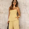 “regata bonne kaele amarela, alças com amarração” “regata feminina leve com caimento solto e decote reto” “detalhe do tecido texturizado e acabamento limpo”