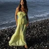 “vestido dora kaele longo com babados e lastex” “vestido longo romântico amarelo claro à beira-mar” “detalhe de babados e saia em camadas com caimento fluido”