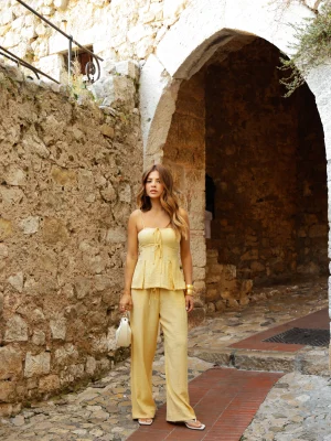 “calça angel kaele amarela, alfaiataria leve e pernas amplas” “calça pantalona feminina com caimento elegante” “detalhe de tecido acetinado e acabamento limpo”