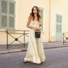 “vestido angel kaele longo com camadas e movimento” “vestido longo leve com decote V e alças finas” “detalhe de babados e caimento fluido em tom claro”