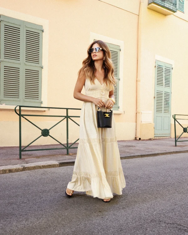 “vestido angel kaele longo com camadas e movimento” “vestido longo leve com decote V e alças finas” “detalhe de babados e caimento fluido em tom claro”