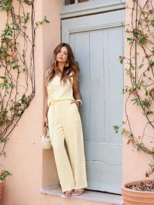 “calça gina kaele amarela, alfaiataria leve e cintura com amarração” “calça pantalona feminina com caimento amplo e elegante” “detalhe do tecido com textura e acabamento limpo”
