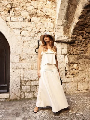 “saia midi karina kaele off-white, caimento fluido” “saia midi feminina com cintura drapeada e movimento” “detalhe de tecido leve e acabamento elegante”