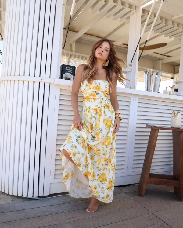 “vestido amber kaele longo floral amarelo, caimento leve” “vestido longo floral com movimento à beira-mar” “detalhe de estampa floral e saia fluida”