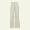 “calça hebbe kaele wide leg off-white, cintura média” “calça jeans wide leg feminina em off-white” “detalhe do tecido encorpado e costuras da calça”