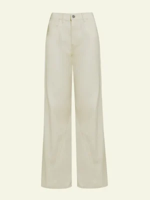 “calça hebbe kaele wide leg off-white, cintura média” “calça jeans wide leg feminina em off-white” “detalhe do tecido encorpado e costuras da calça”