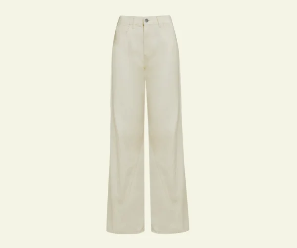“calça hebbe kaele wide leg off-white, cintura média” “calça jeans wide leg feminina em off-white” “detalhe do tecido encorpado e costuras da calça”