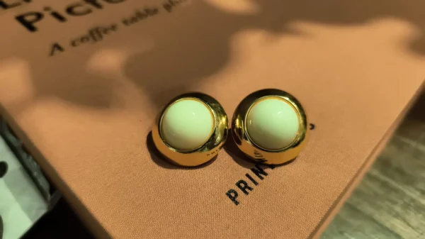 BRINCO DOURADO OFF WHITE - Imagem 2