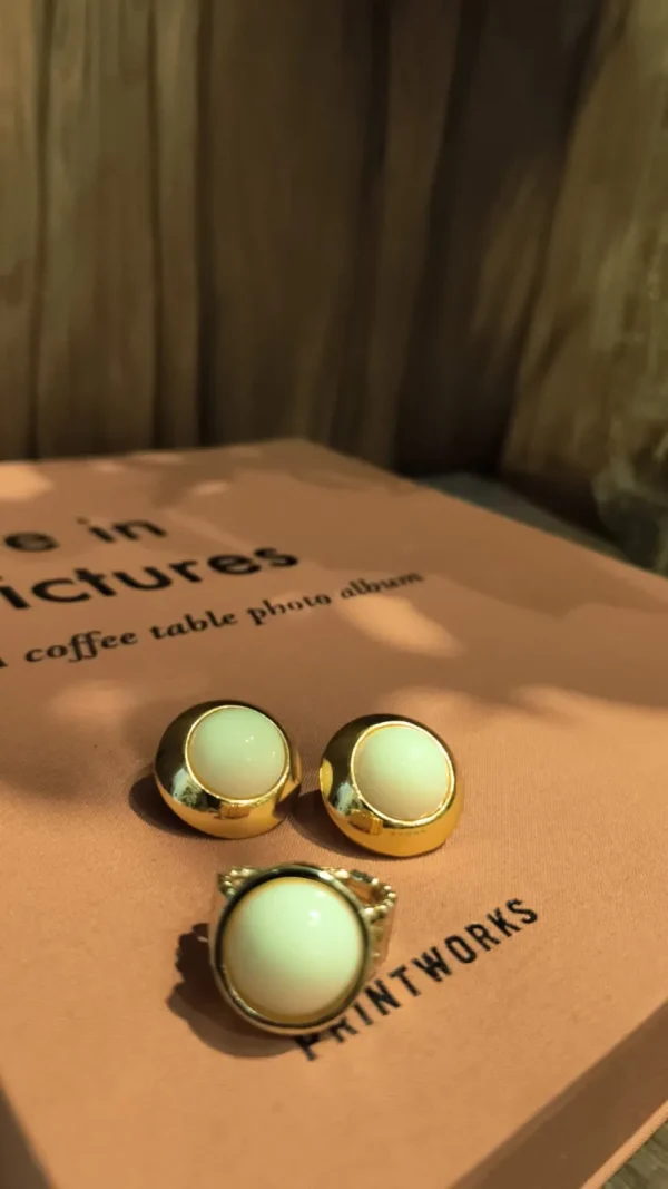 BRINCO DOURADO OFF WHITE - Imagem 4