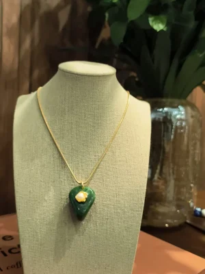 COLAR DOURADO RESINA VERDE
