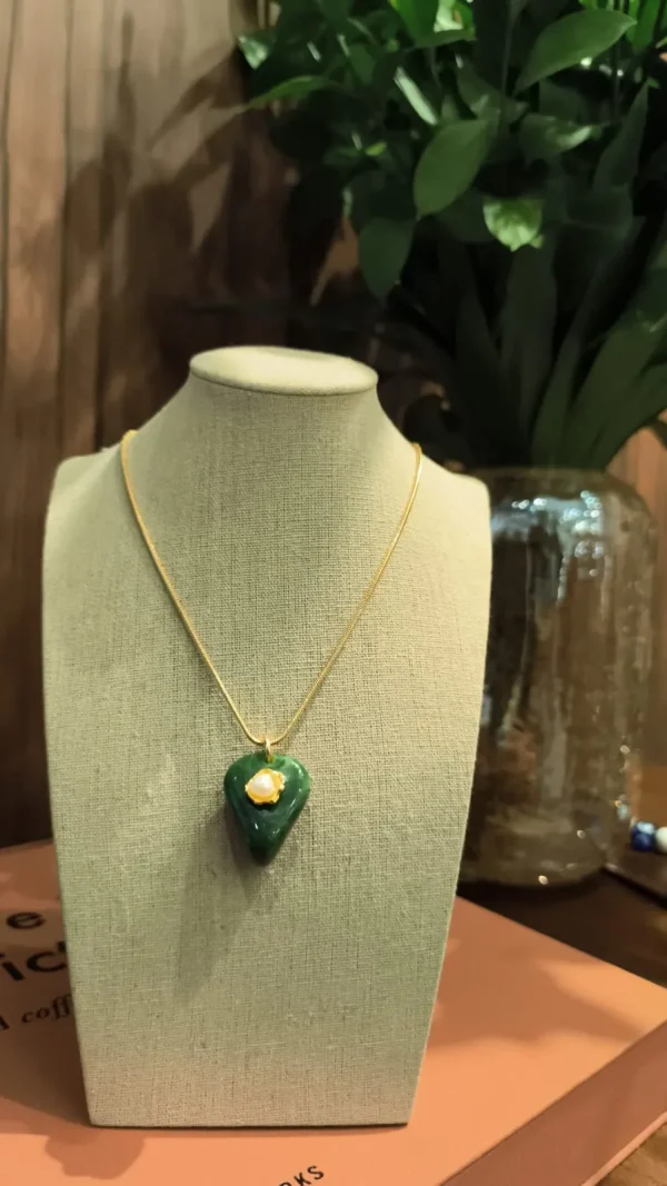 COLAR DOURADO RESINA VERDE