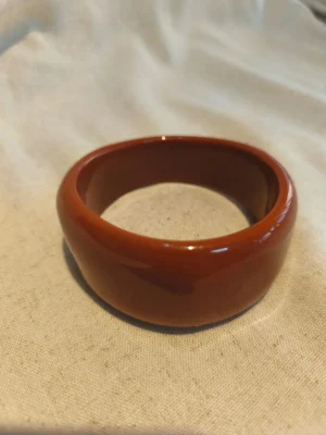 BRACELETE RESINA MARROM