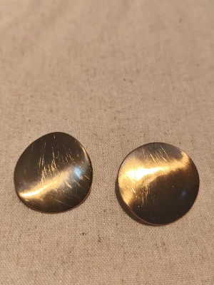 BRINCO DOURADO FOSCO CHAPA