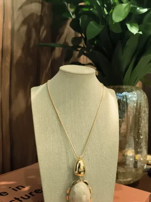 COLAR DOURADO MET PG RESINA