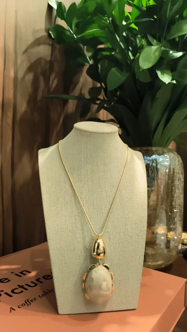 COLAR DOURADO MET PG RESINA