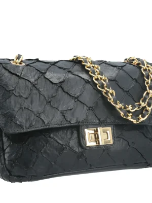 “bolsa couro pirarucu preta com alça corrente dourada” “bolsa feminina de couro de pirarucu com fecho giratório” “detalhe das escamas e acabamento trançado da alça”