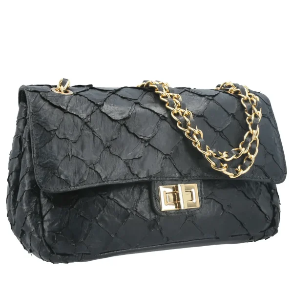 “bolsa couro pirarucu preta com alça corrente dourada” “bolsa feminina de couro de pirarucu com fecho giratório” “detalhe das escamas e acabamento trançado da alça”