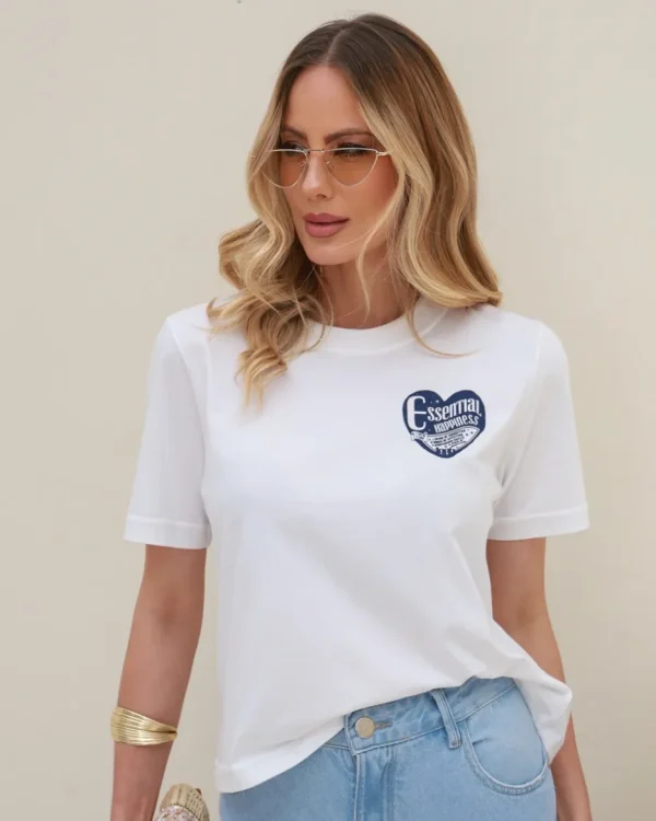 t-shirt antonella branca com estampa em formato de coração azul