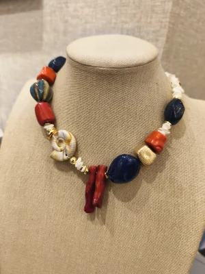 COLAR DOURADO PEDRAS RESINA