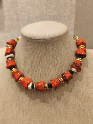 COLAR DOURADO RESINA VERMELHO