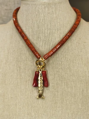 COLAR DOURADO RESINA VERMELHO