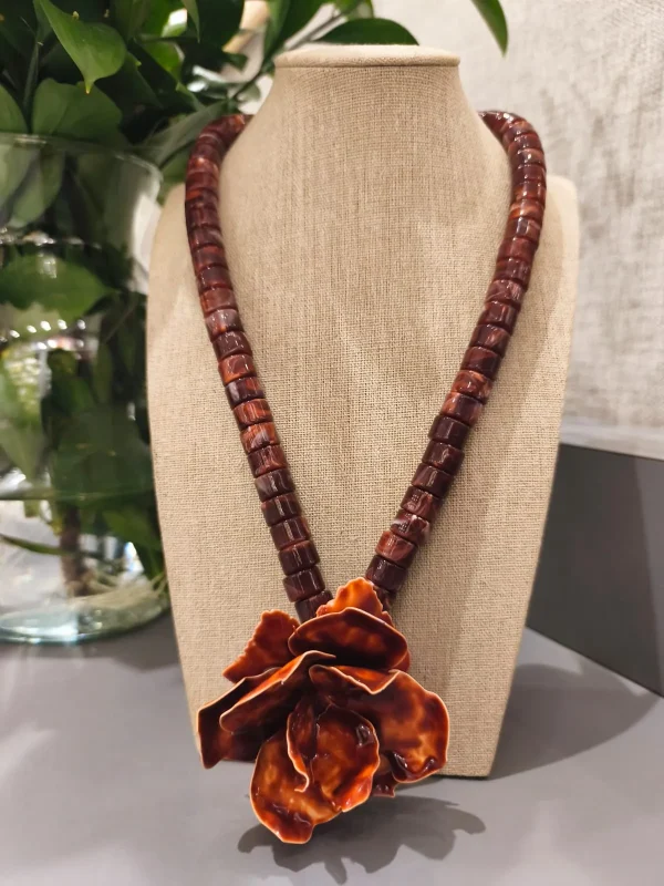 COLAR RESINA VINHO FLORES - Imagem 3