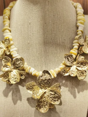 COLAR CASC BEGE FLORES