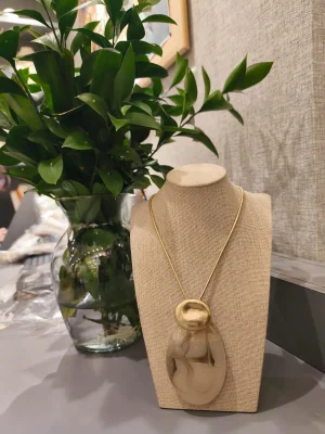 COLAR DOURADO FOSCO RESINA CINZA