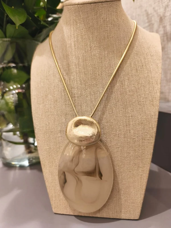 COLAR DOURADO FOSCO RESINA CINZA - Imagem 3