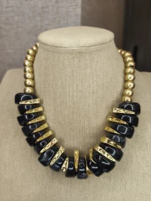 COLAR BOLA DOURADO RESINA