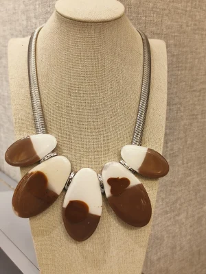 COLAR DOURADO RESINA OVAL