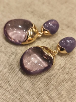 BRINCO DOURADO RESINA