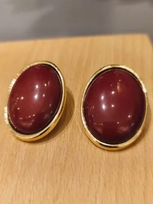 BRINCO DOURADO OVAL RESINA