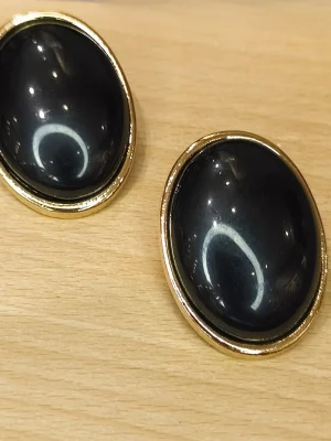 BRINCO DOURADO OVAL RESINA