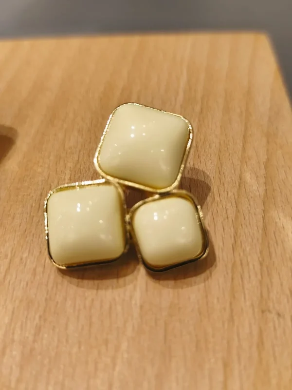 BRINCO DOURADO QUADRADO RESINA - Imagem 4