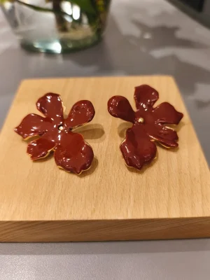 BRINCO DOURADO FLOR ESMALTADO