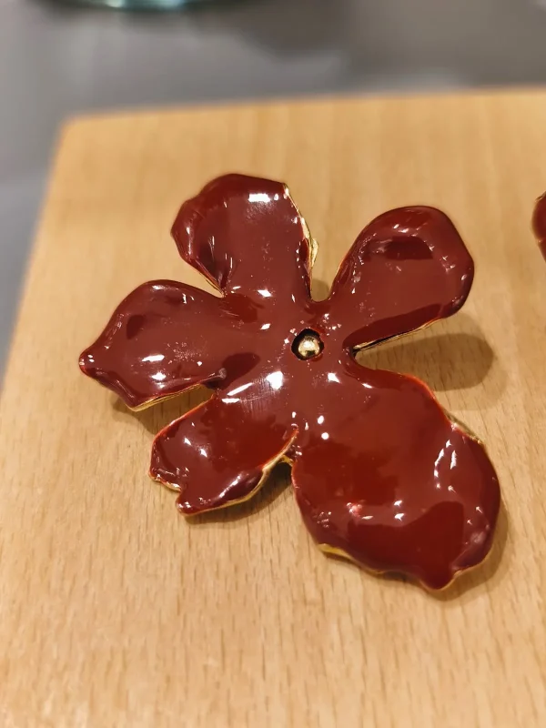 BRINCO DOURADO FLOR ESMALTADO - Imagem 5
