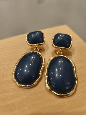 BRINCO DOURADO RESINA AZUL