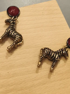 BRINCO DOURADO RESINA ZEBRA