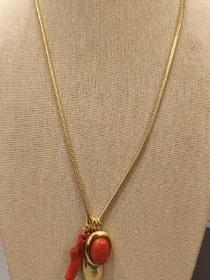 COLAR DOURADO PENCA VERMELHO