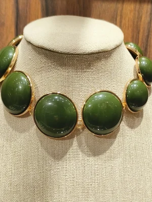 COLAR DOURADO RESINA