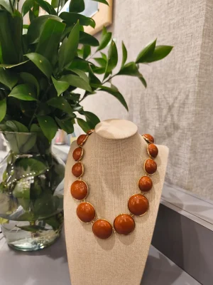 COLAR DOURADO RESINA TERRACOTA